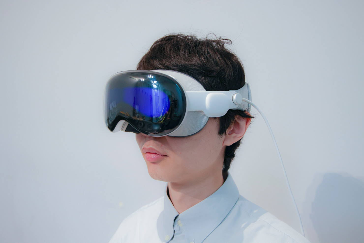 空間コンピューター「Apple Vision Pro」を装着した人