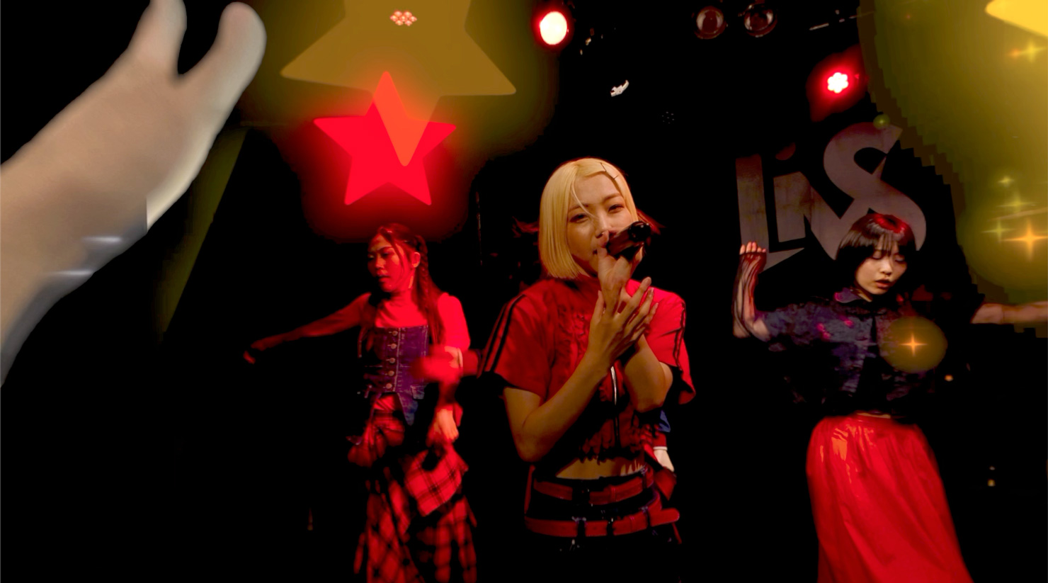 体験者が見ている画。パフォーマンスするLiVSメンバーに向かって広げた体験者の手から、星型のエフェクトが出ている