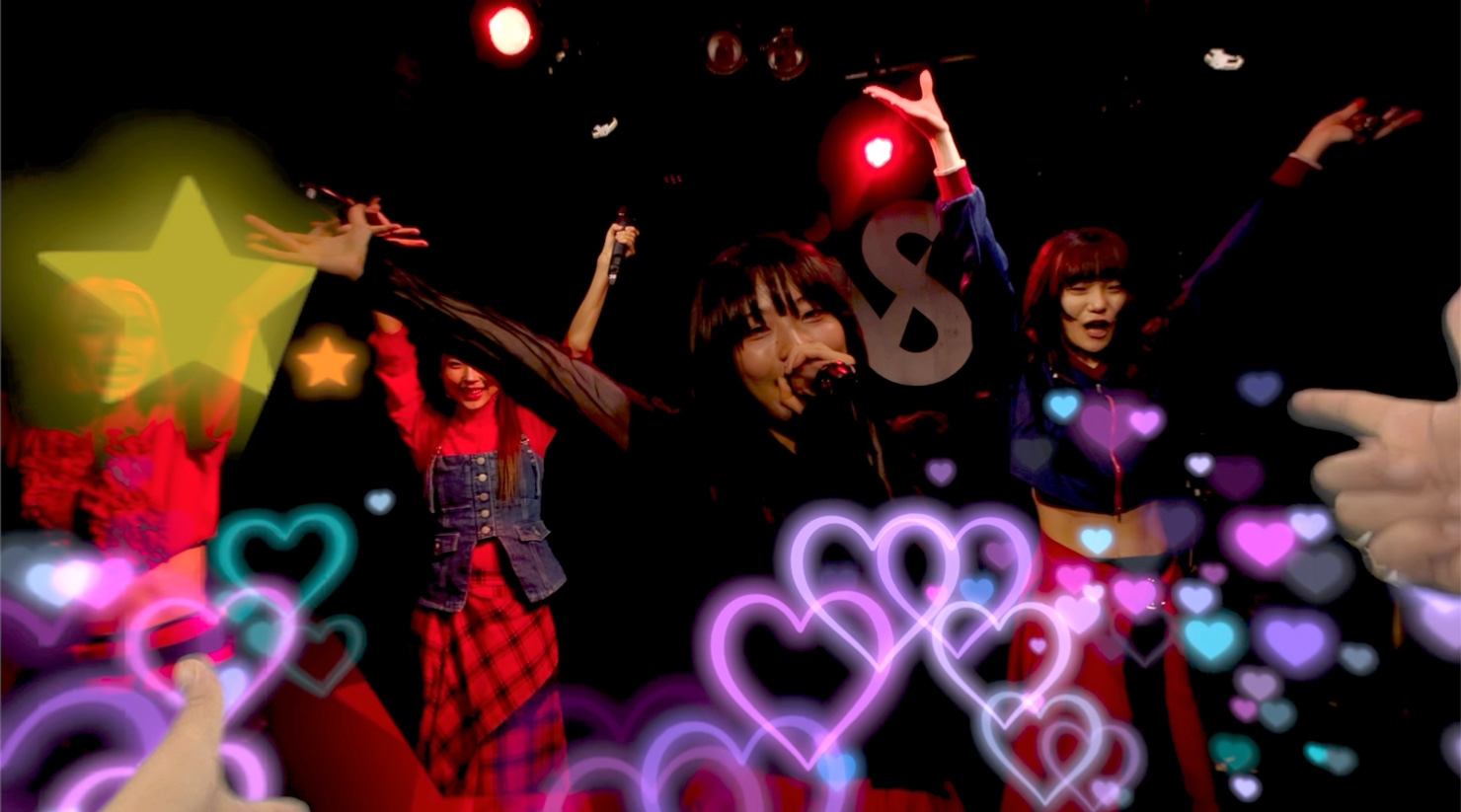 体験者が見ている画。パフォーマンスするLiVSメンバーを指差しする体験者の手から、ハート型のエフェクトが出ている