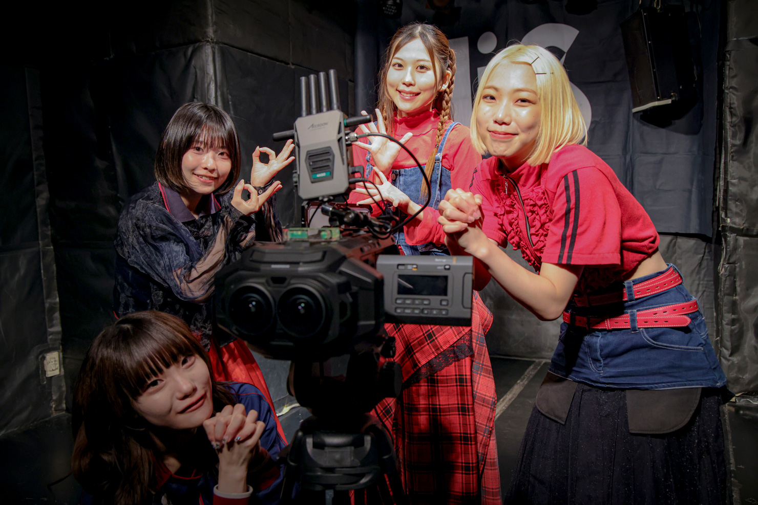 「Blackmagic URSA Cine Immersive」を囲んでポージングしているアイドルグループ「LiVS(リヴス)」メンバーの4人