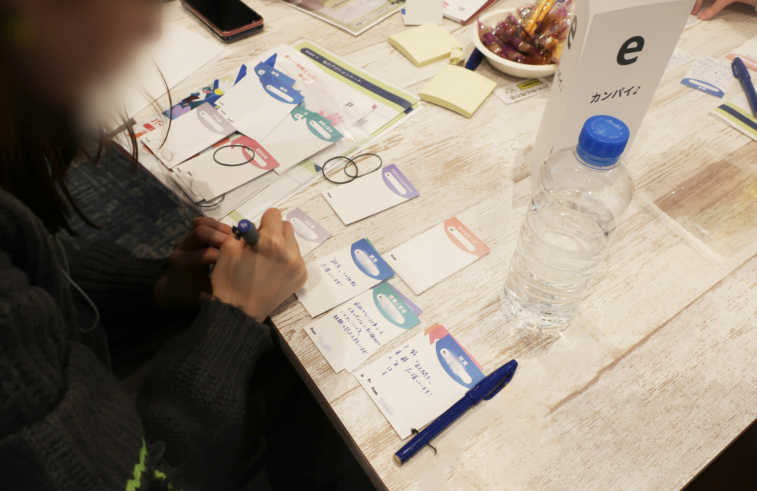 行動指針カードを記載している参加者の様子。