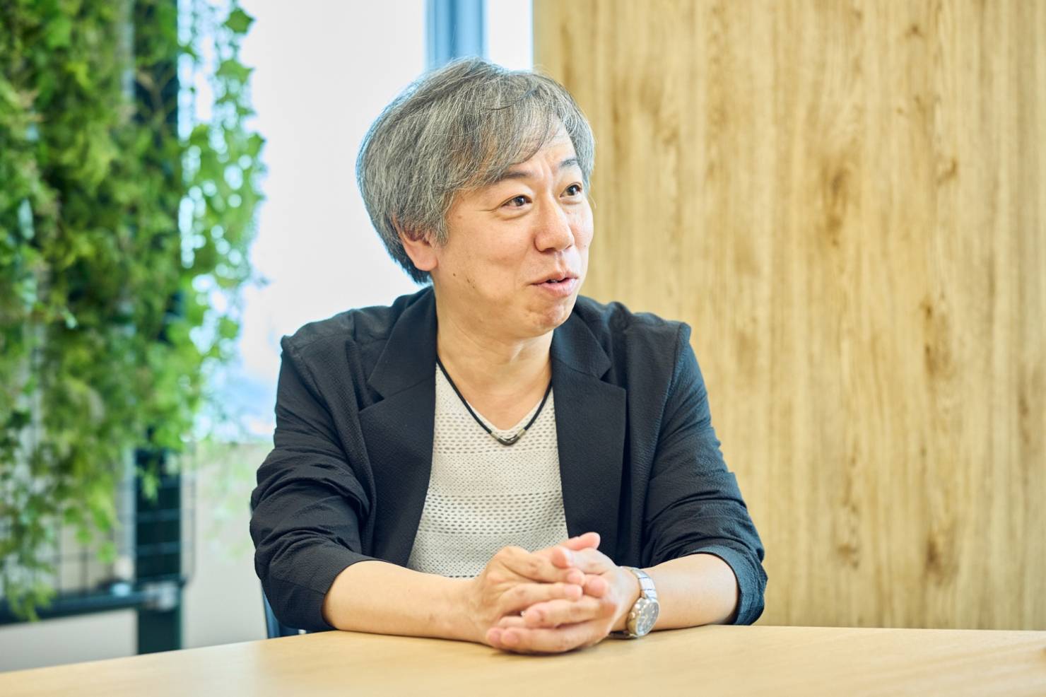 笑顔で会話する浮田氏