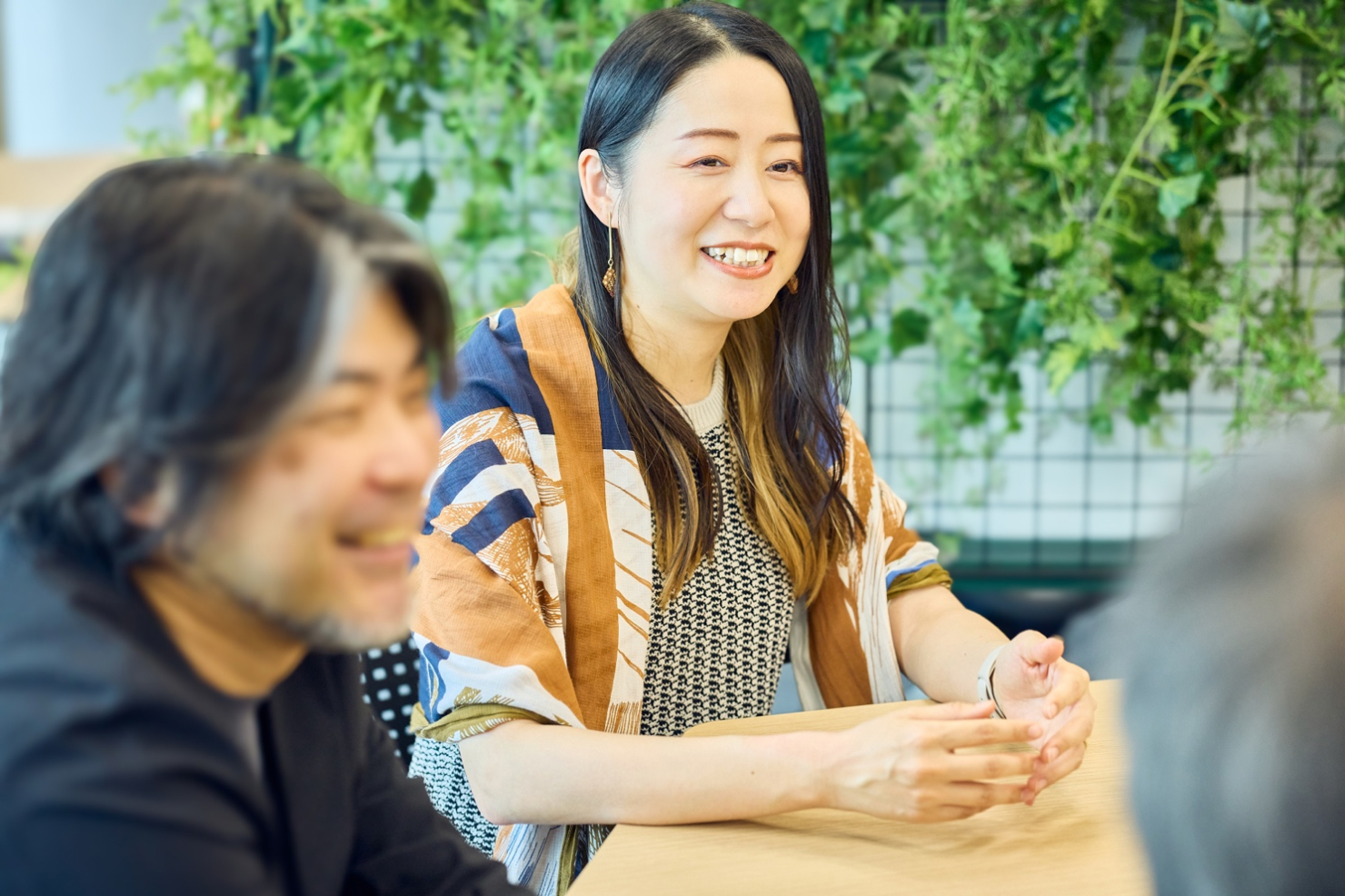 楽しそうに談笑する石井。