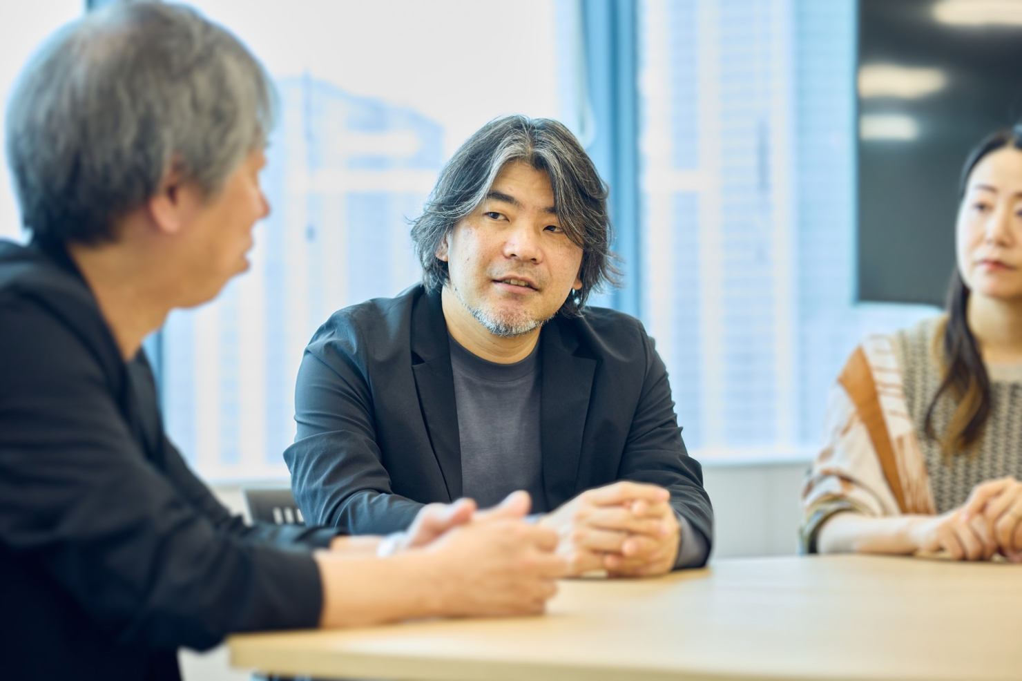 真剣な表情で話を聞く加川。