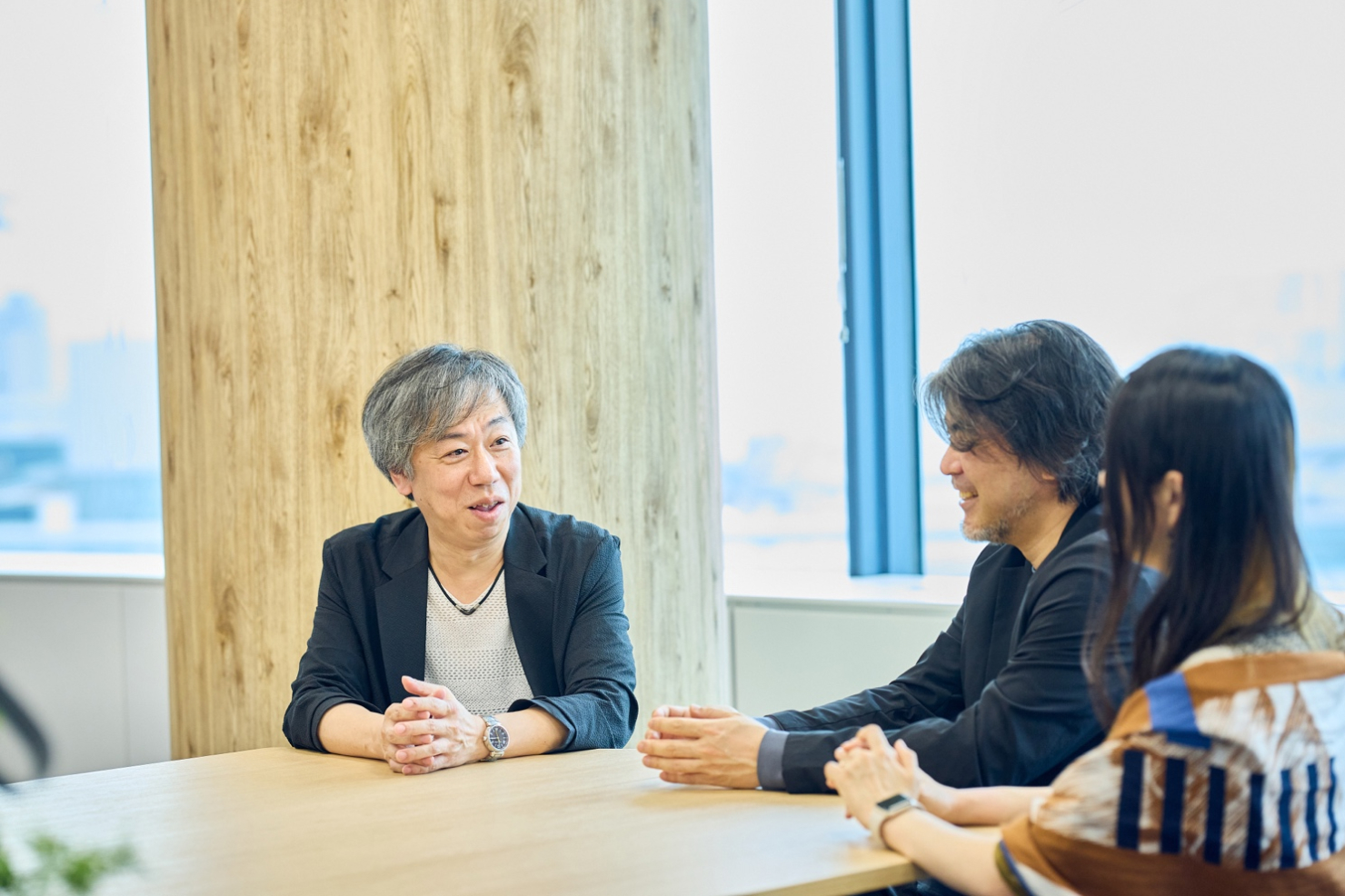 浮田氏、石井、加川がテーブルを囲んで談笑している様子。