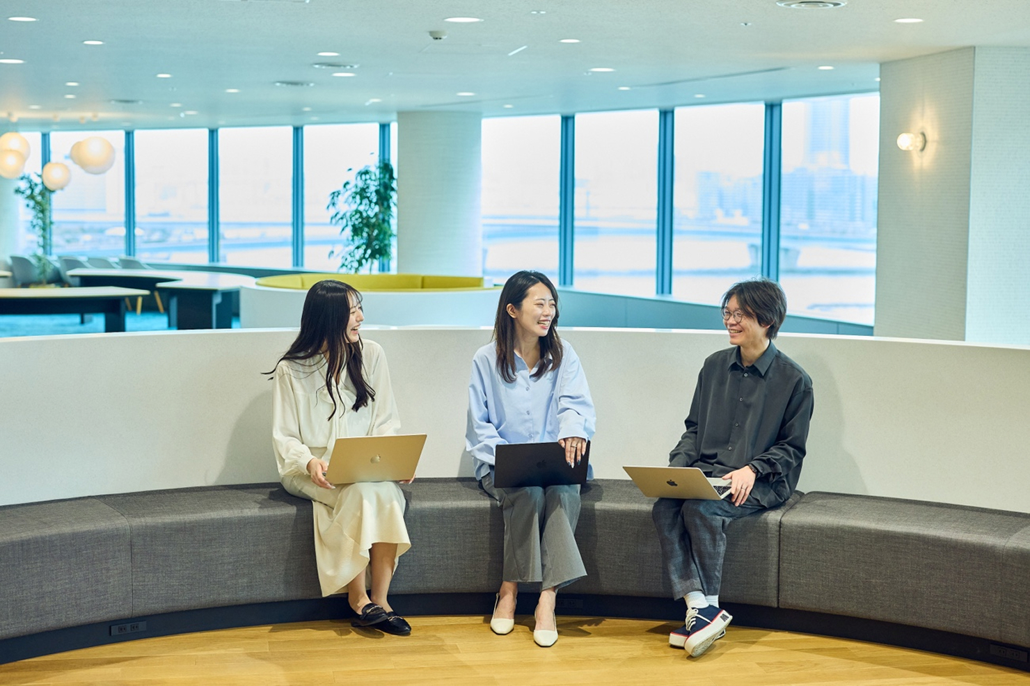 座談会が終了して、リラックスした表情の冨田氏、山邉氏、八尾