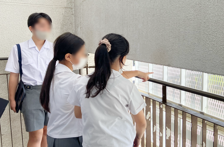 学校内を観察する児童。