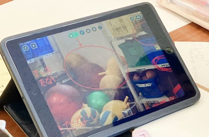 タブレット上で課題を書き込む様子。