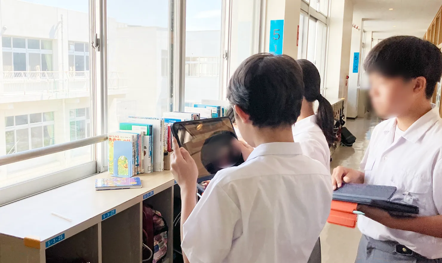 校内を調査する児童たち。