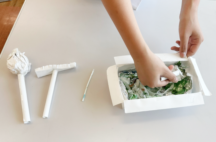 プロトタイプを制作する児童の手元。