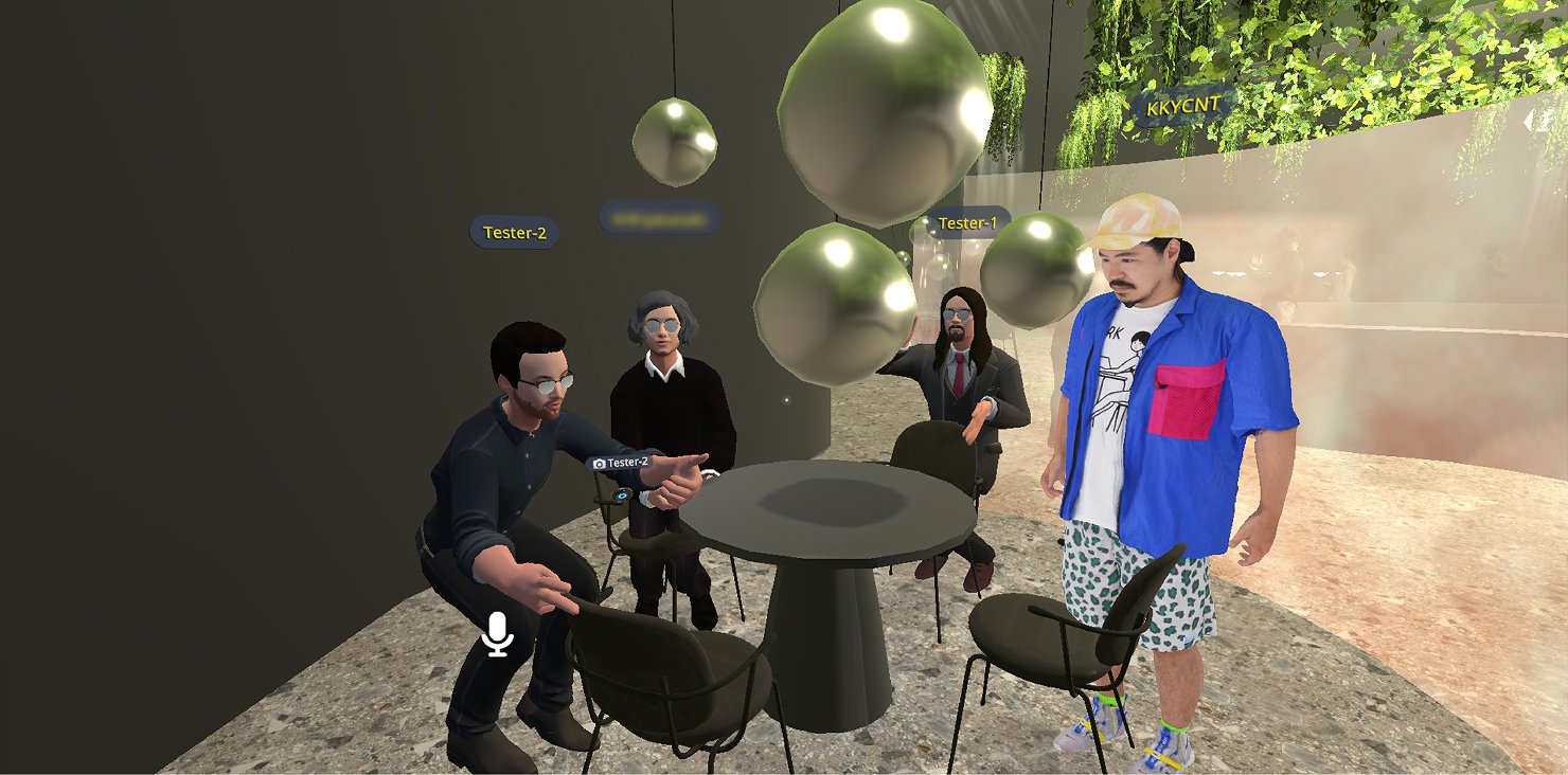 VRChat内でプロジェクトメンバーのアバターが会話している。