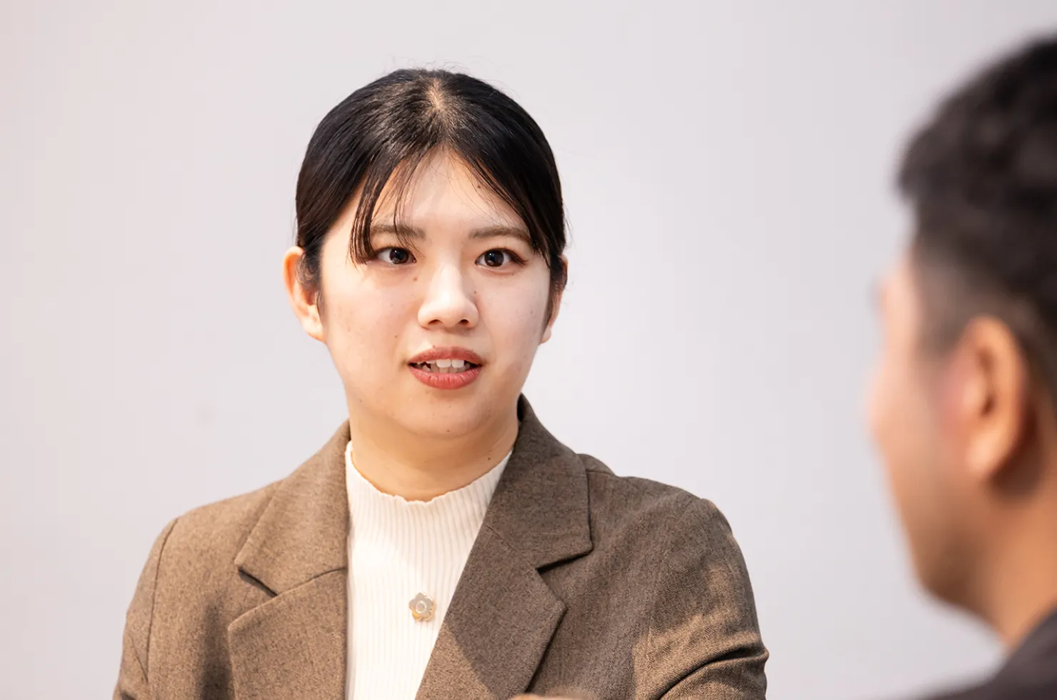 鈴木が話している様子