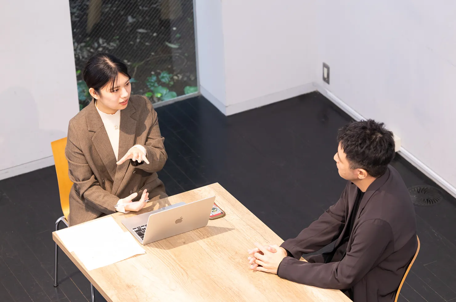 鈴木と大﨑が対談している様子。俯瞰から見下ろしている。