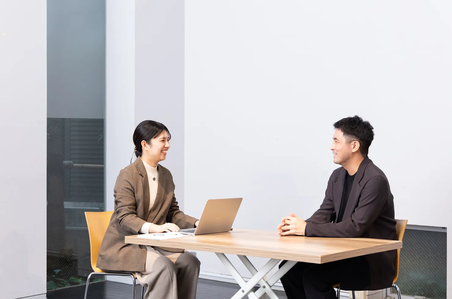 二人が対談している様子。にこやかに話している。