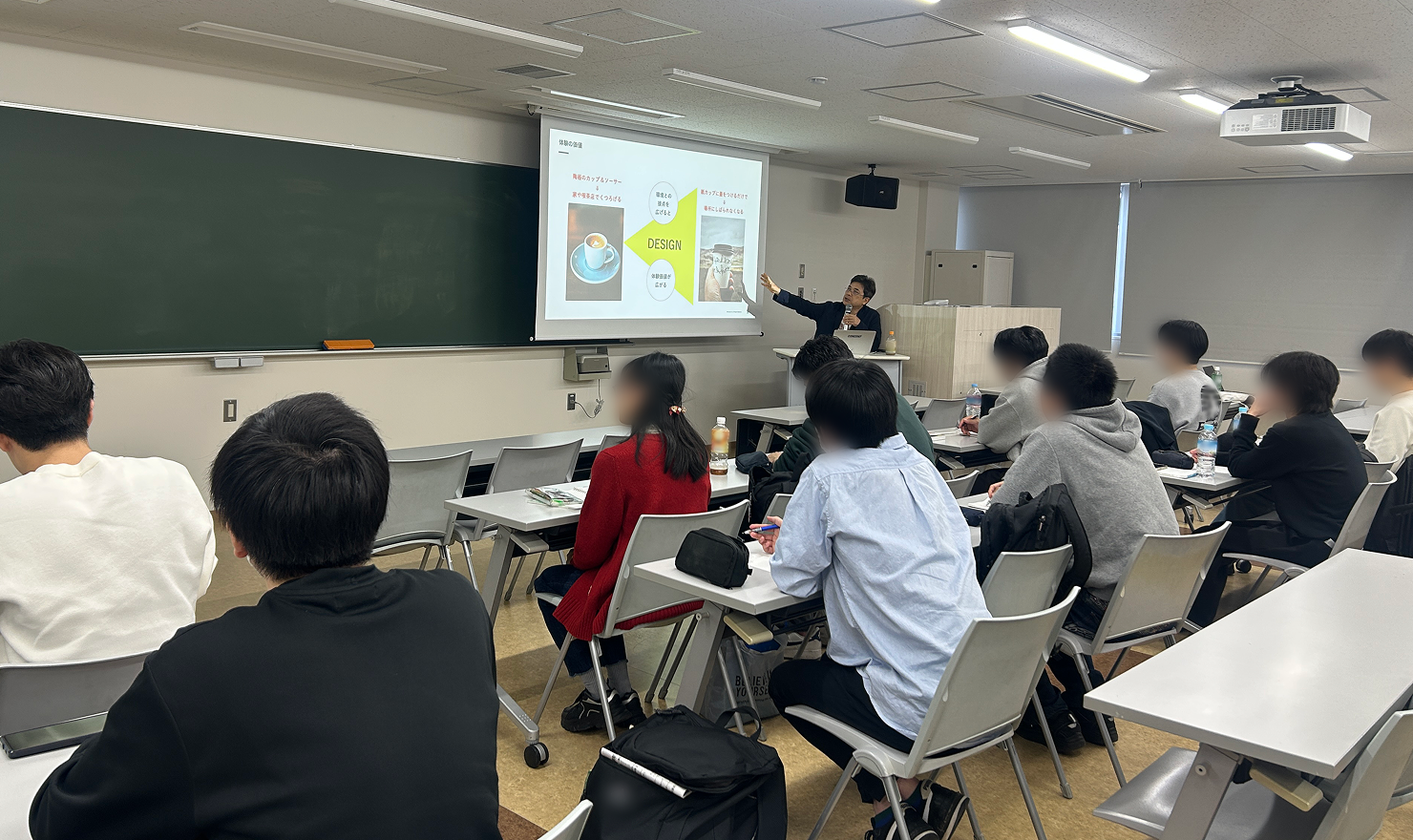 写真：教室で中野の解説に聞き入る学生達。