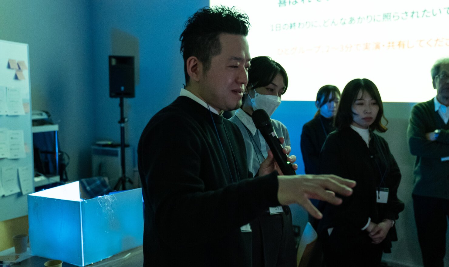 写真。参加者の1人がアイデア試作品について発表する様子。