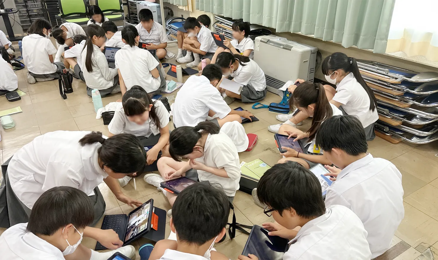 たくさんの児童が集まって話し合っている様子。