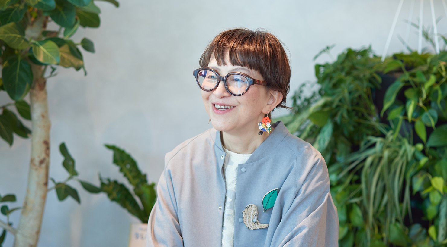 笑顔で会話をする油井氏