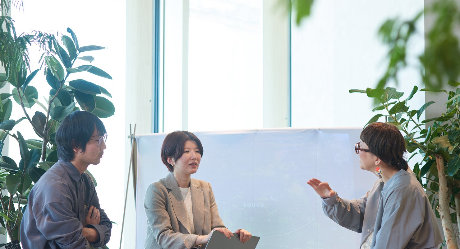 3名が会話する様子。