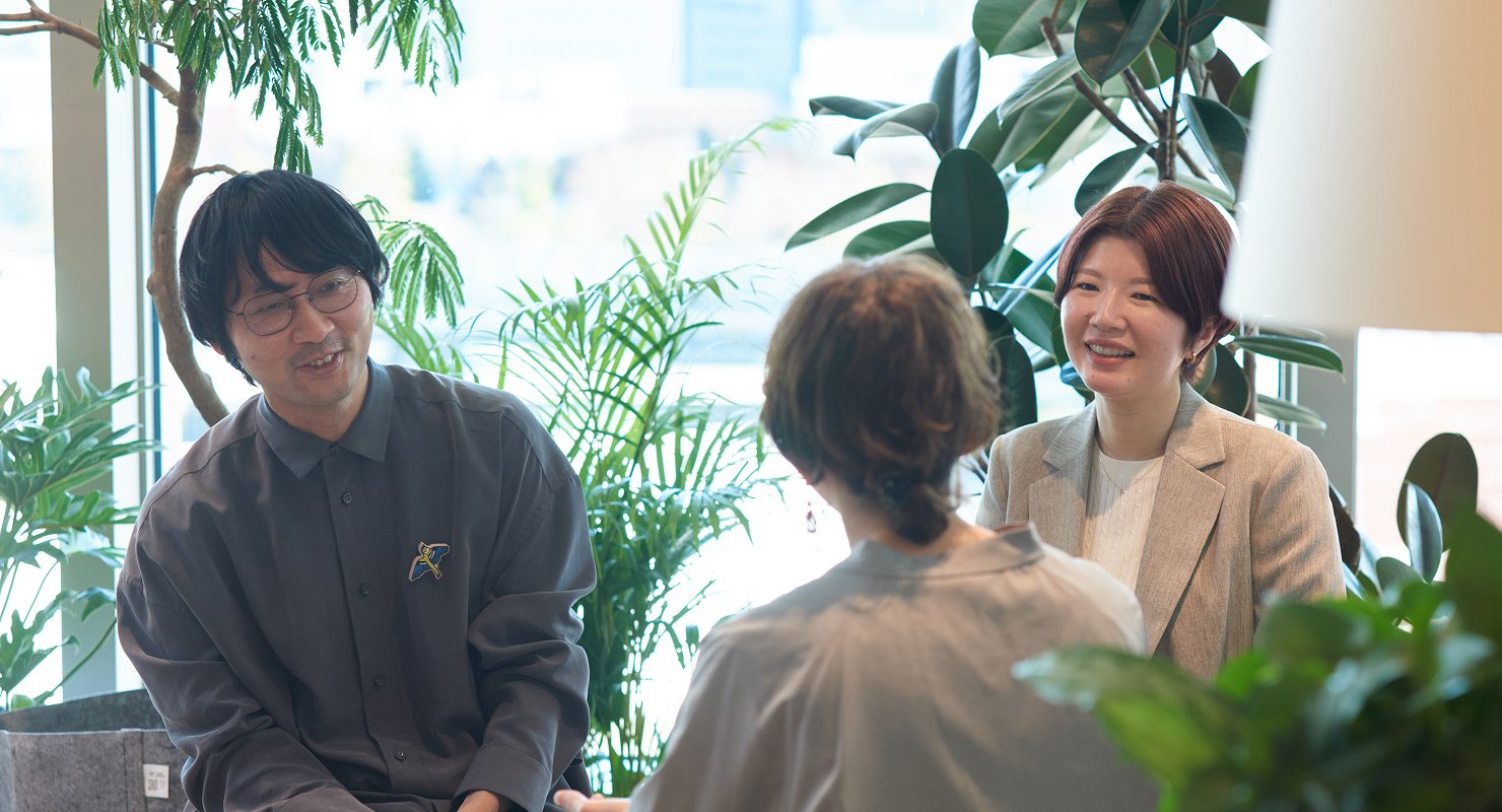 中條・叶丸が油井氏の話を聞く様子。