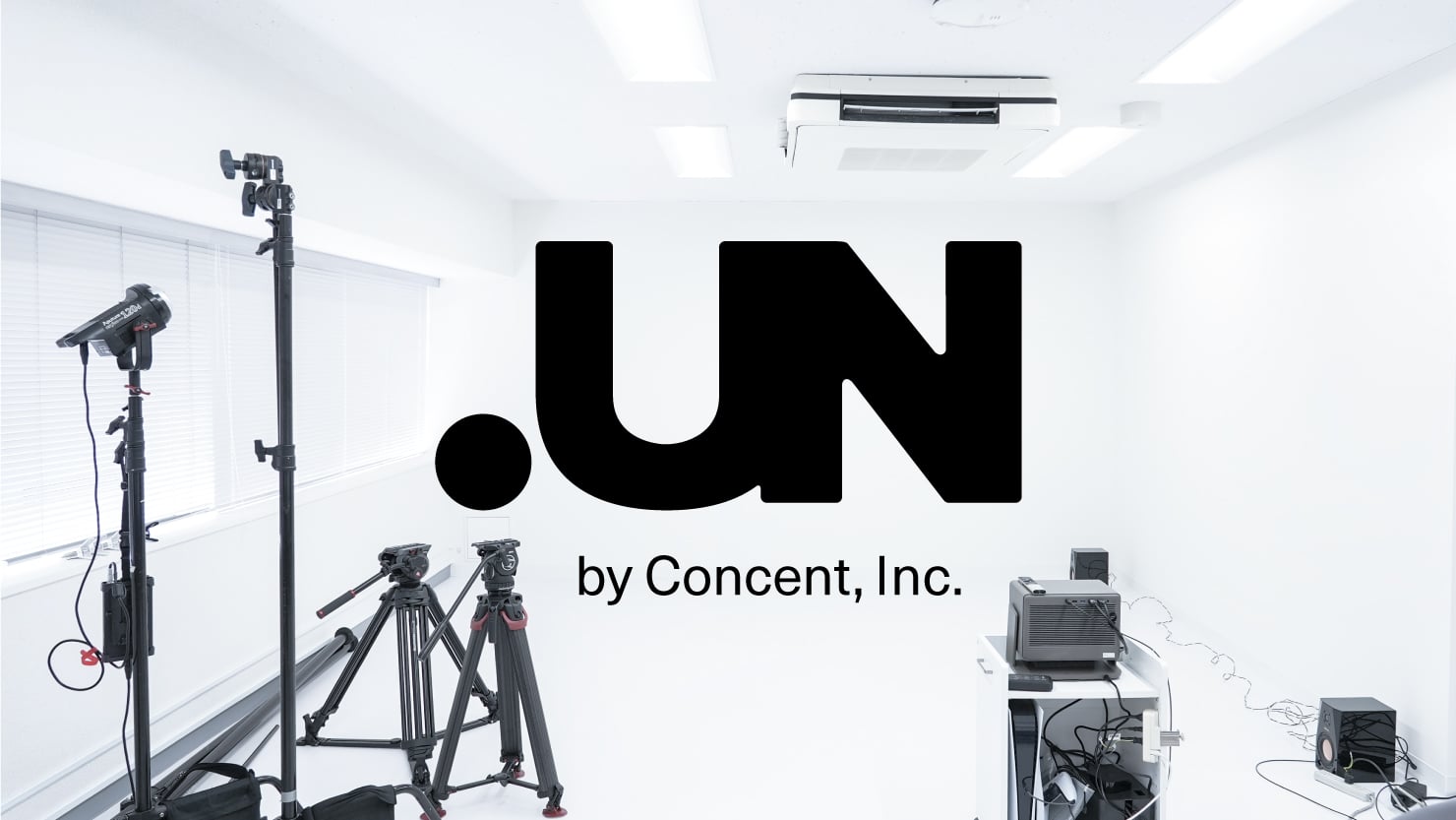 クリエイティブスタジオ「.UN（ドットアン）by Concent, Inc.」の室内写真とロゴ。空間の中に複数の機材