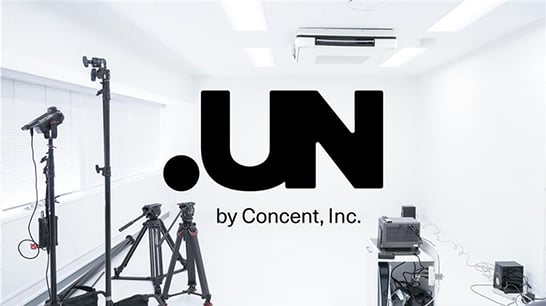 クリエイティブスタジオ「.UN（ドットアン）by Concent, Inc.」の室内写真とロゴ。空間の中に複数の機材