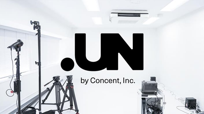 クリエイティブスタジオ「.UN（ドットアン）by Concent, Inc.」の室内写真とロゴ。空間の中に複数の機材