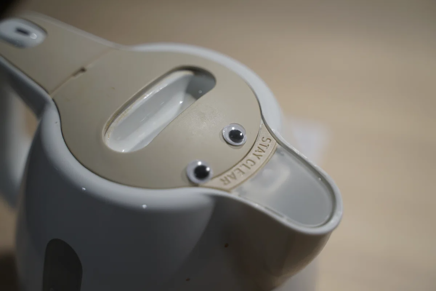 シールタイプの目がついた電気ポット。注ぎ口がくちばしのように見える。