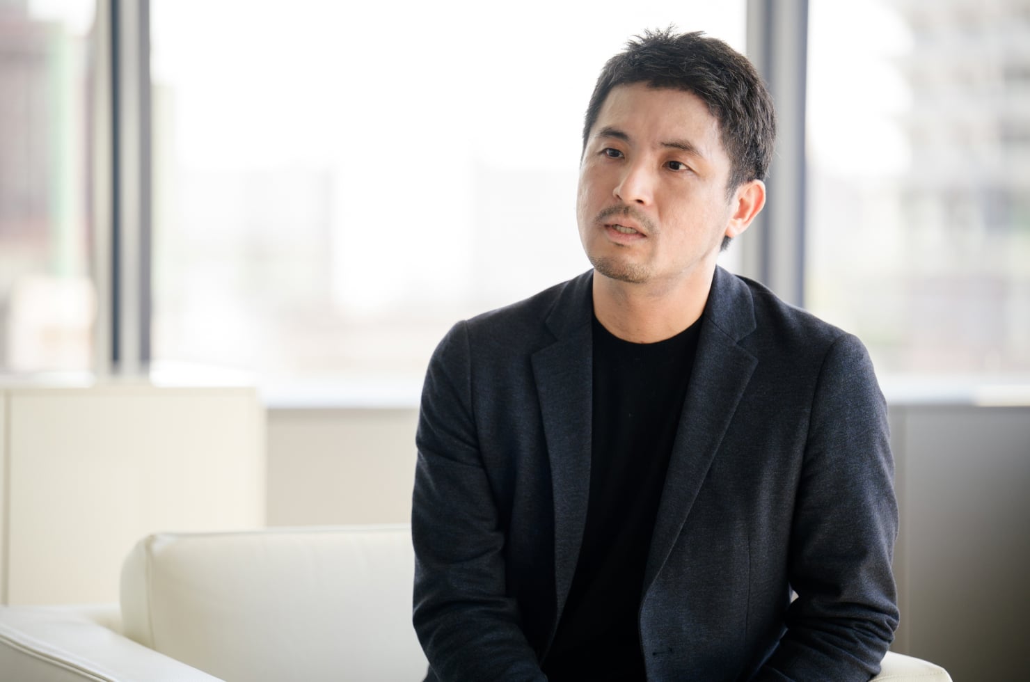 写真。大﨑が話している様子。