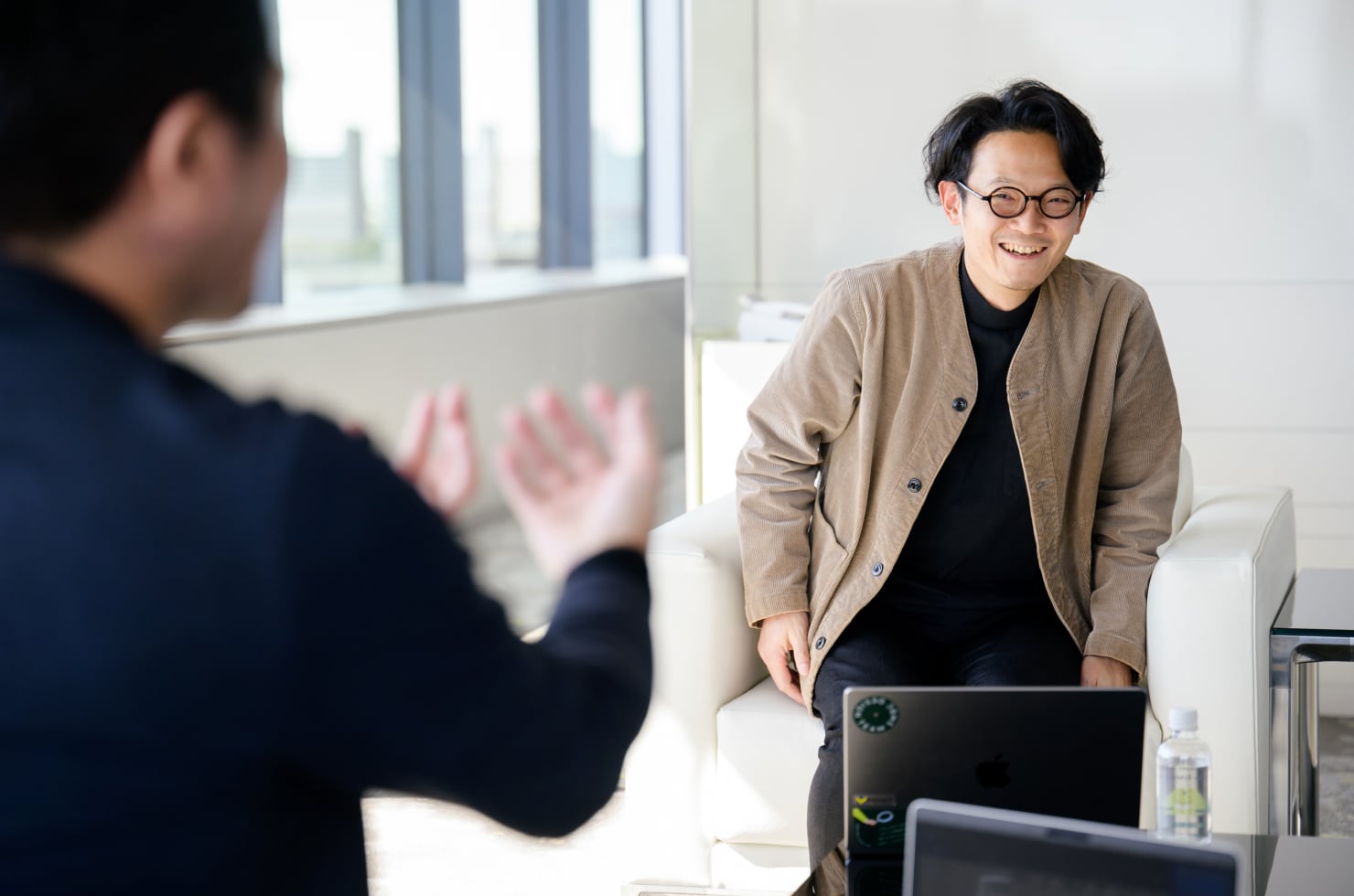 写真。大﨑の語りかけに、伊藤氏が笑いながら反応している様子。
