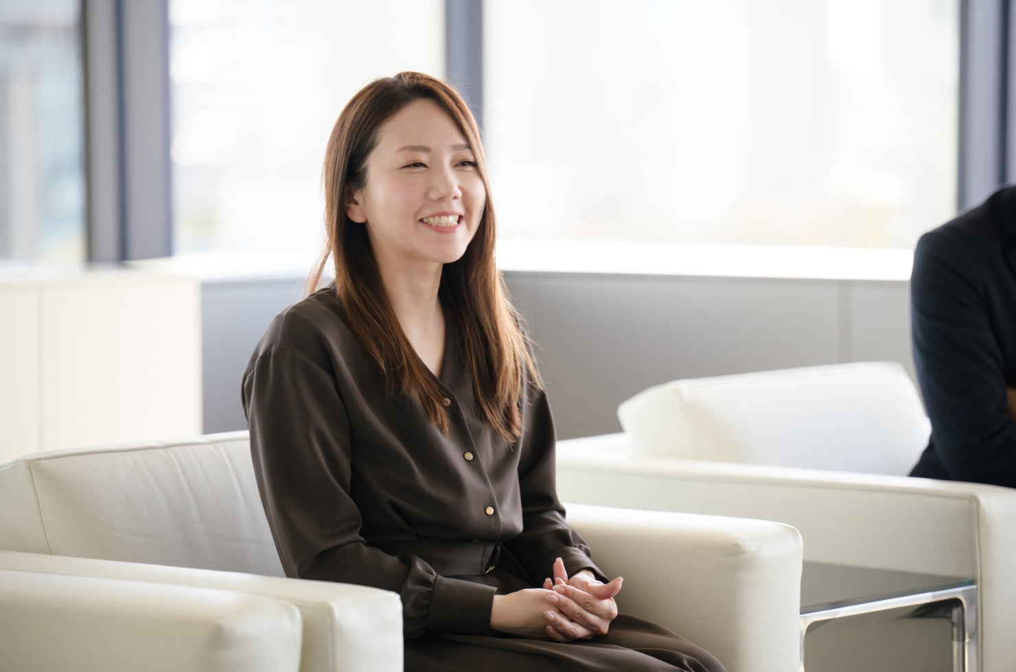写真。伊藤氏が談笑している様子。