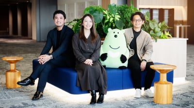 写真。左から大﨑、伊藤氏、金子氏が三井住友カード社のキャラクター人形とともにソファーに座って微笑んでいる。