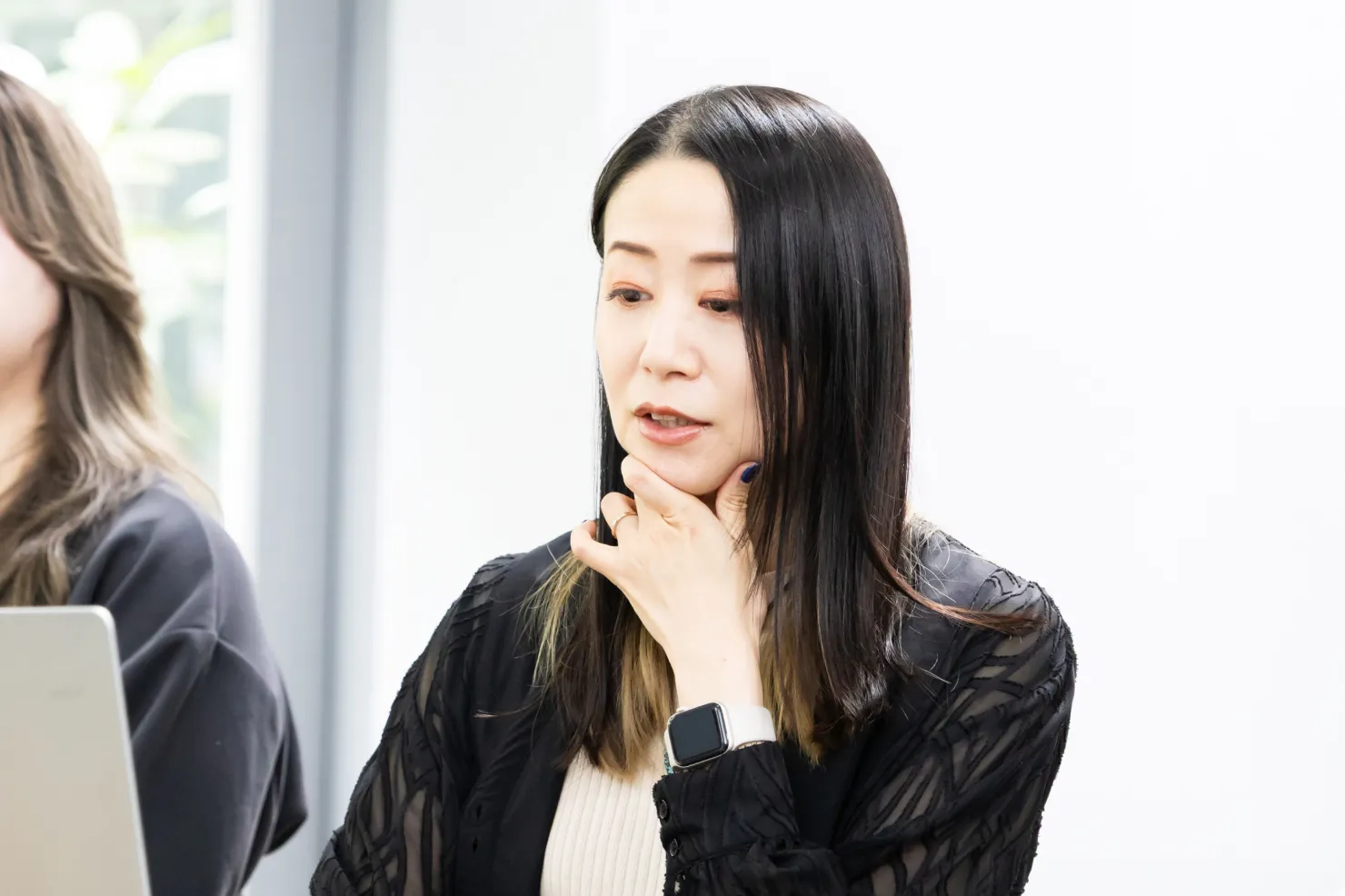 座談会中の写真。石井が話す様子。