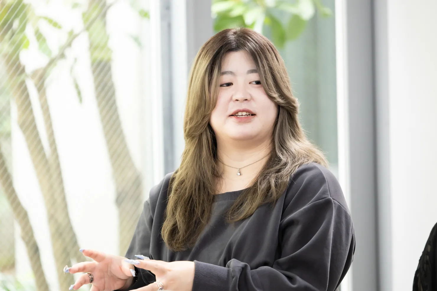 座談会中の写真。工藤が話す様子。