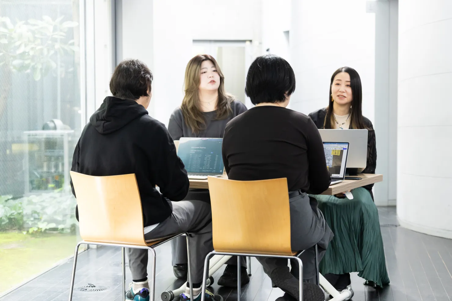 座談会中の写真。4人が机を囲んで話している様子。
