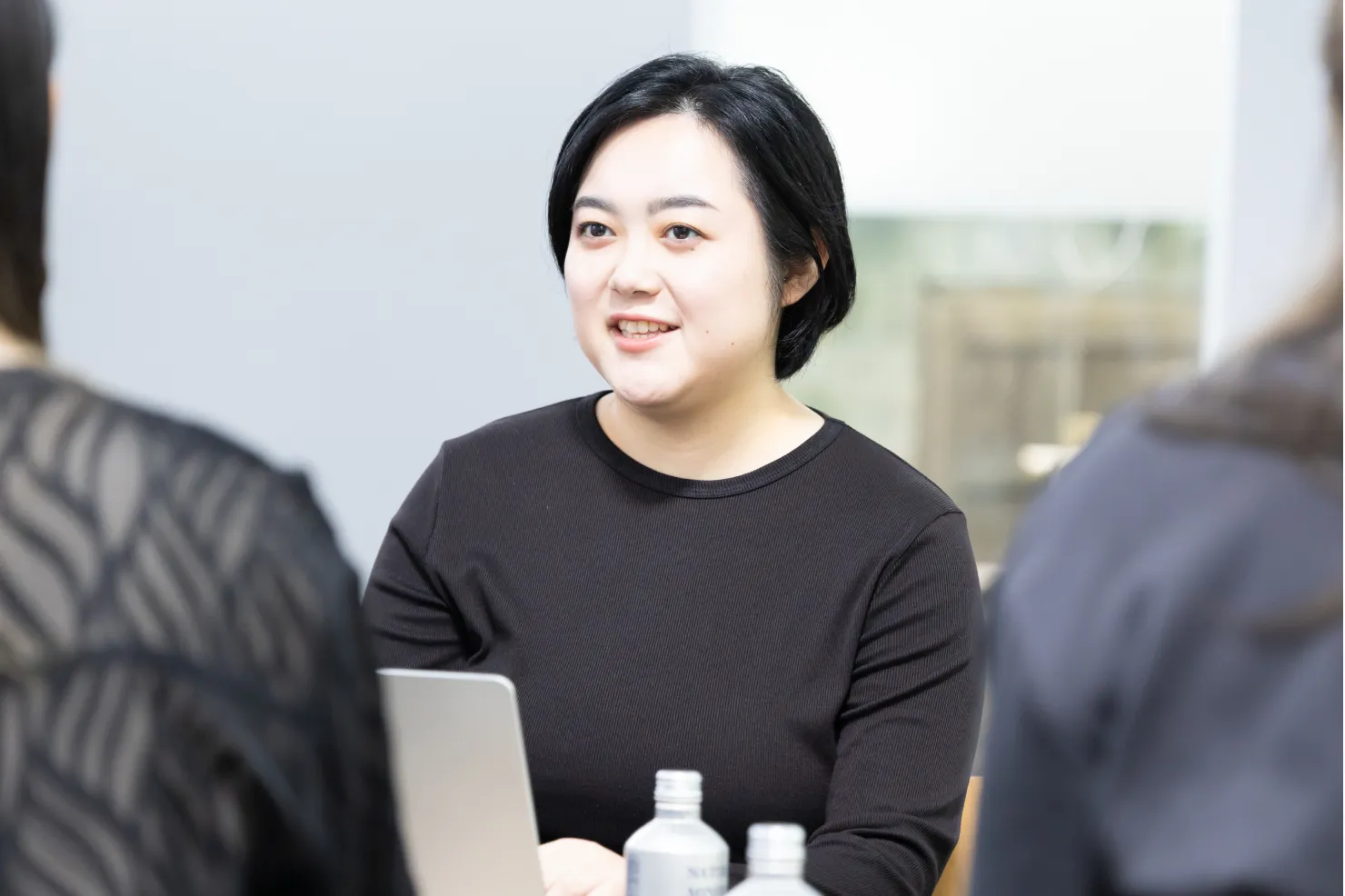 座談会中の写真。佐野が話している様子。