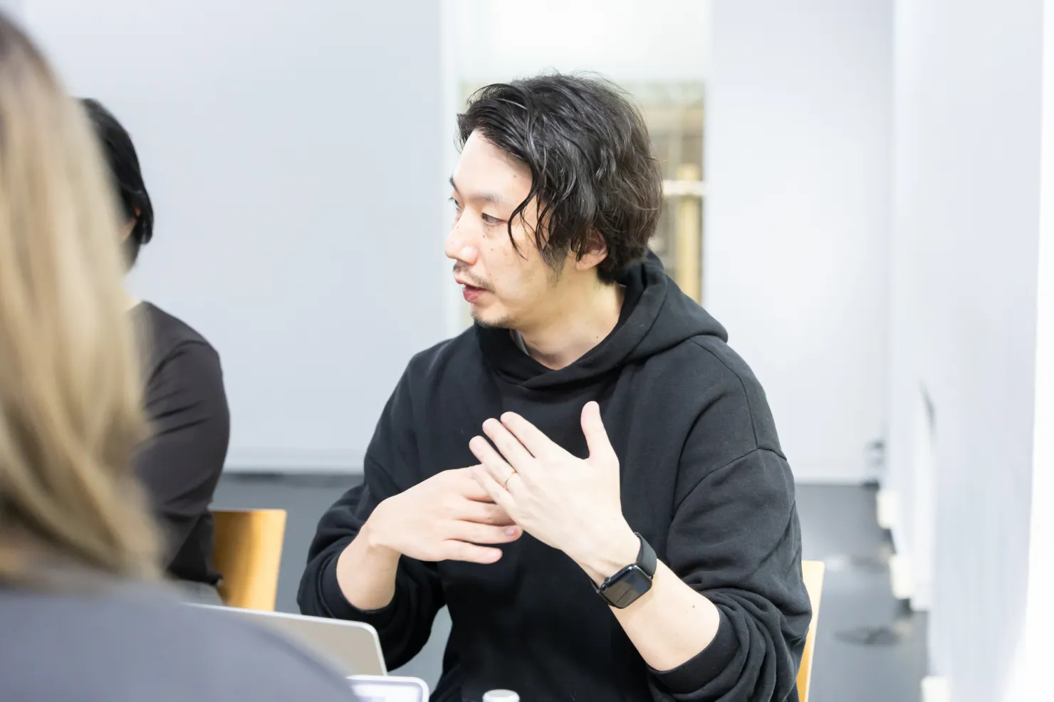 座談会中の写真。齋藤が話している様子。