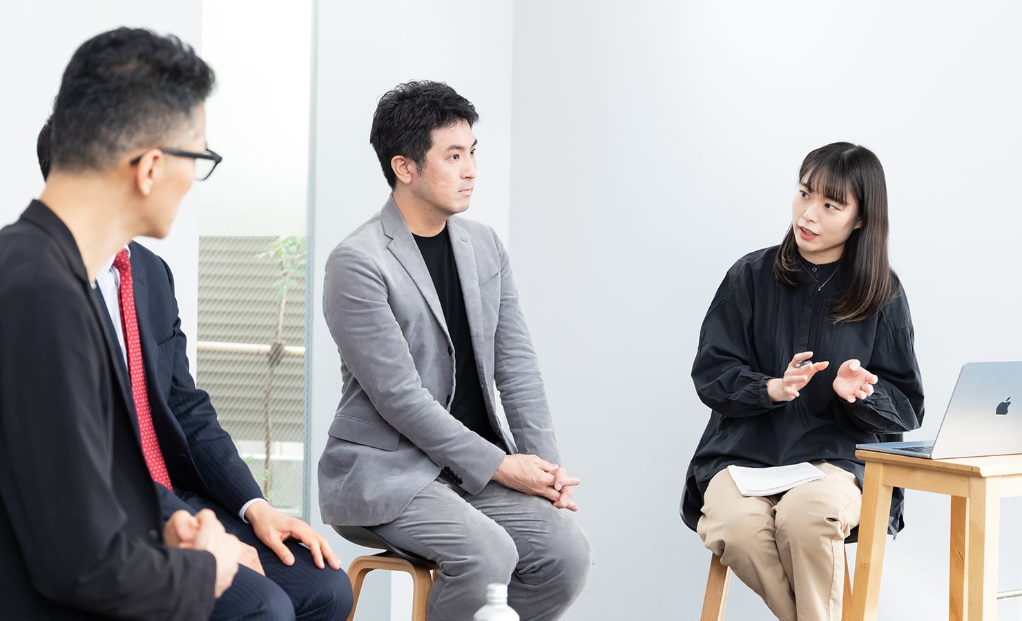 成瀬が鼎談メンバーに話しかけている様子