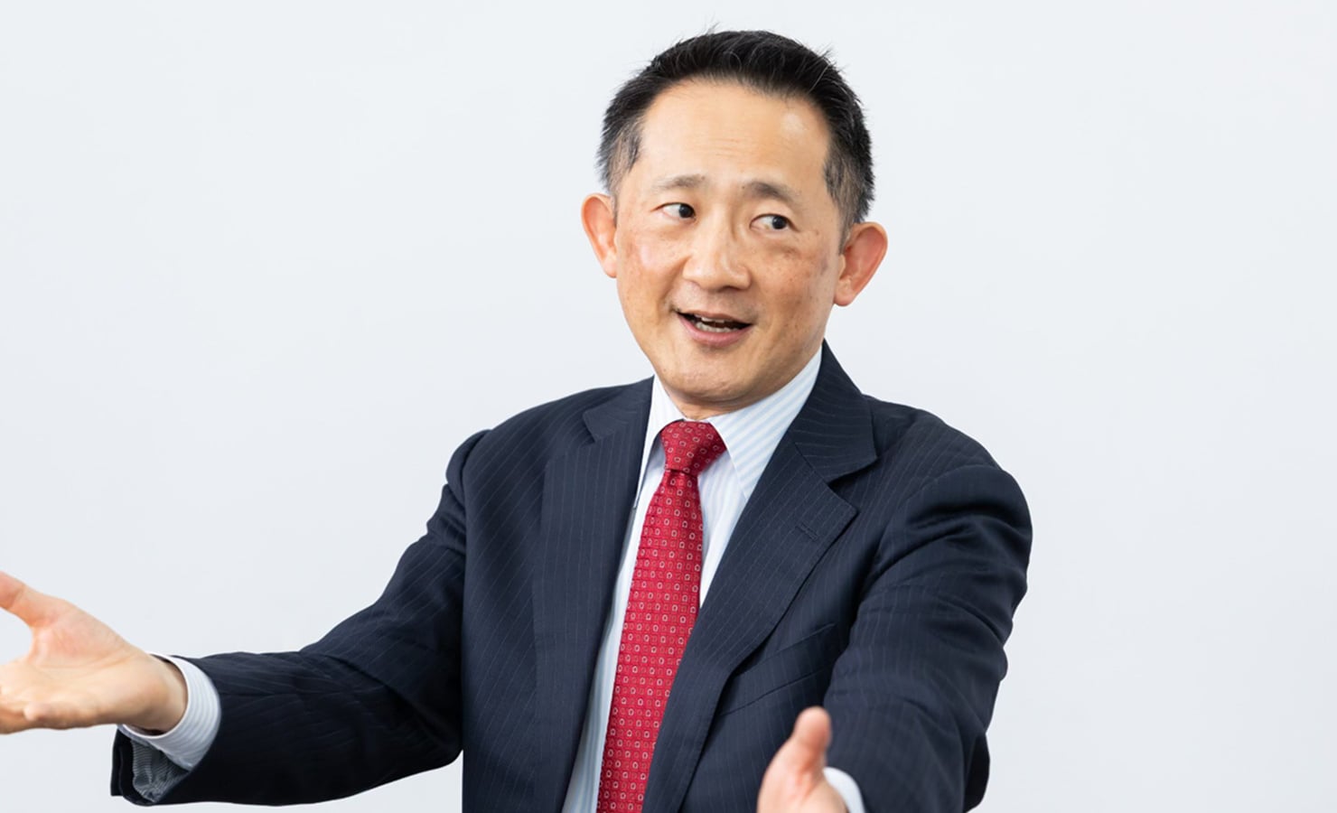 武井氏が身振り手振りで話す様子