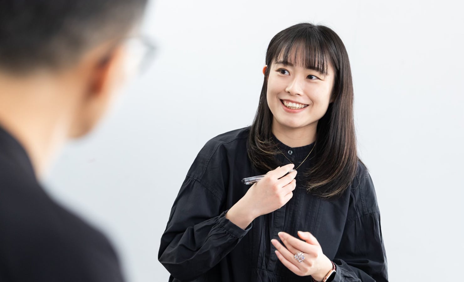 成瀬が話す様子