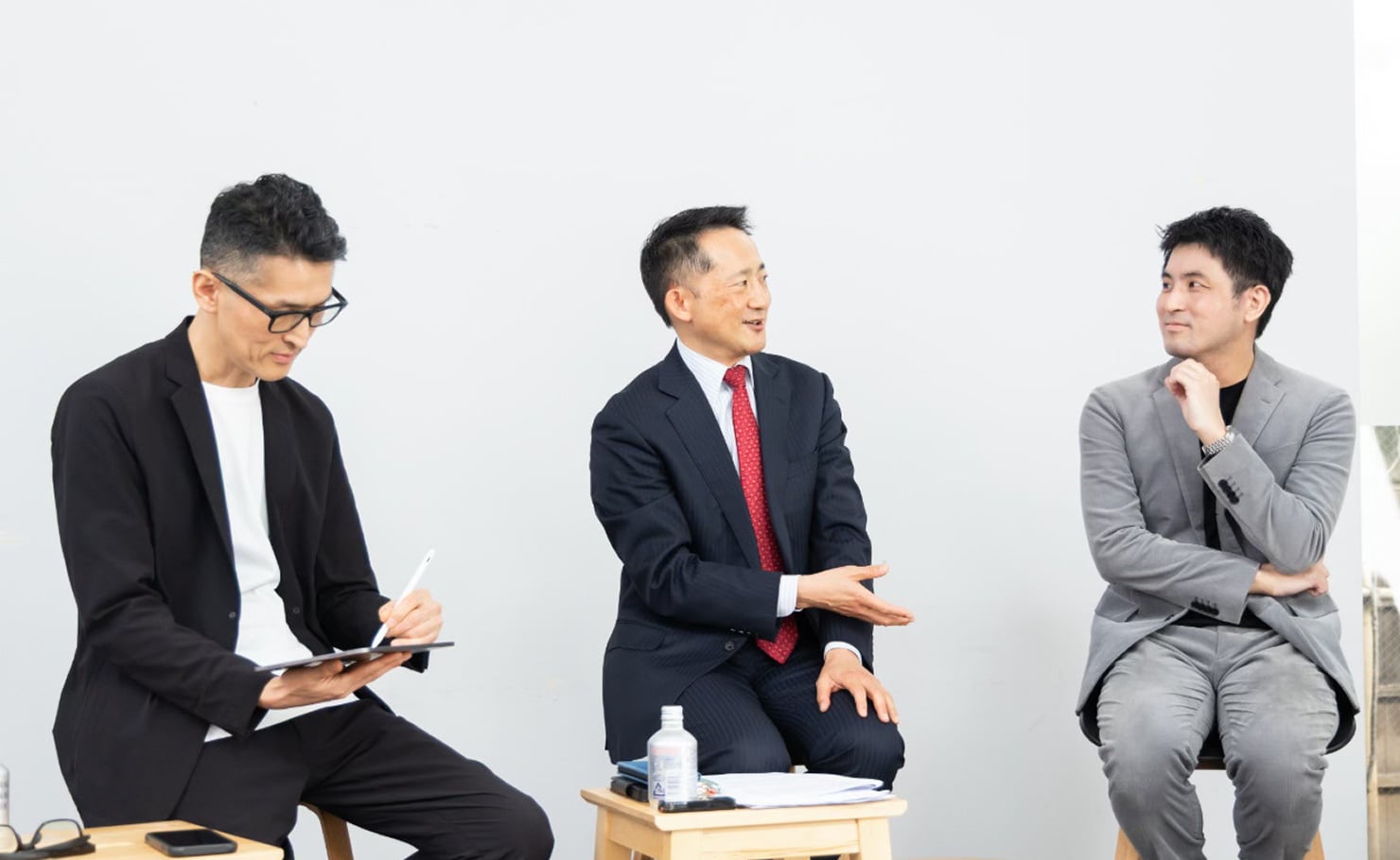 武井氏が話している内容を周りのメンバーが聞いている様子