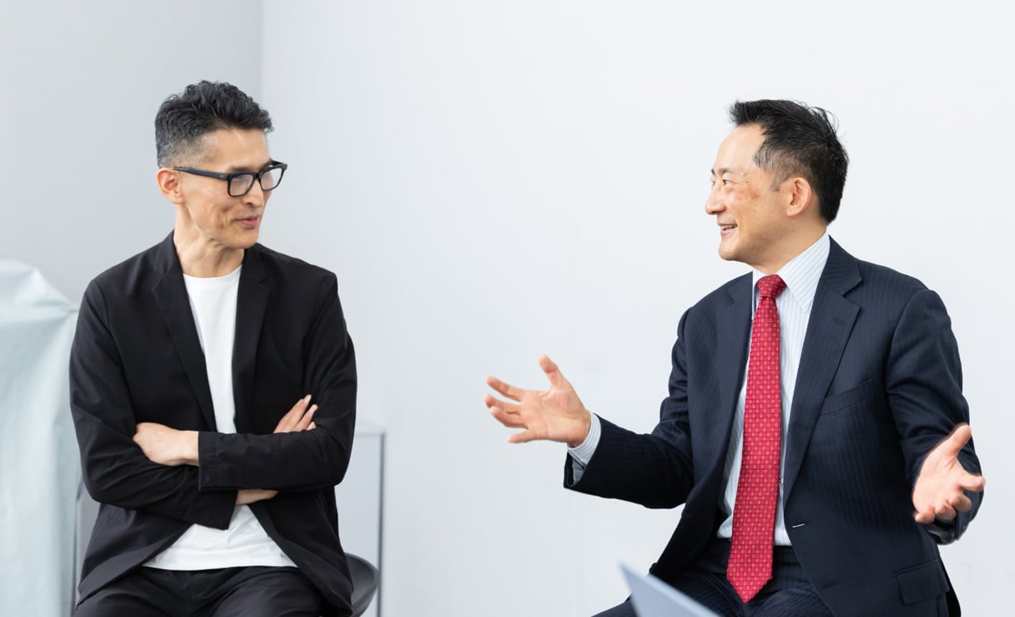 身振り手振り話す武井氏と、話を聞く木継氏