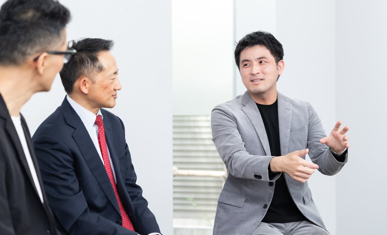 大﨑が話している様子