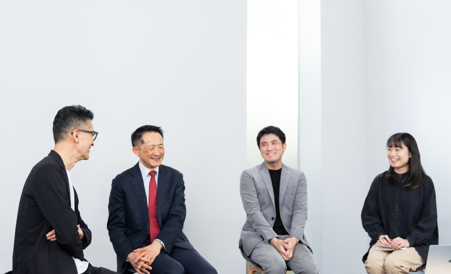笑顔で話す四人の様子