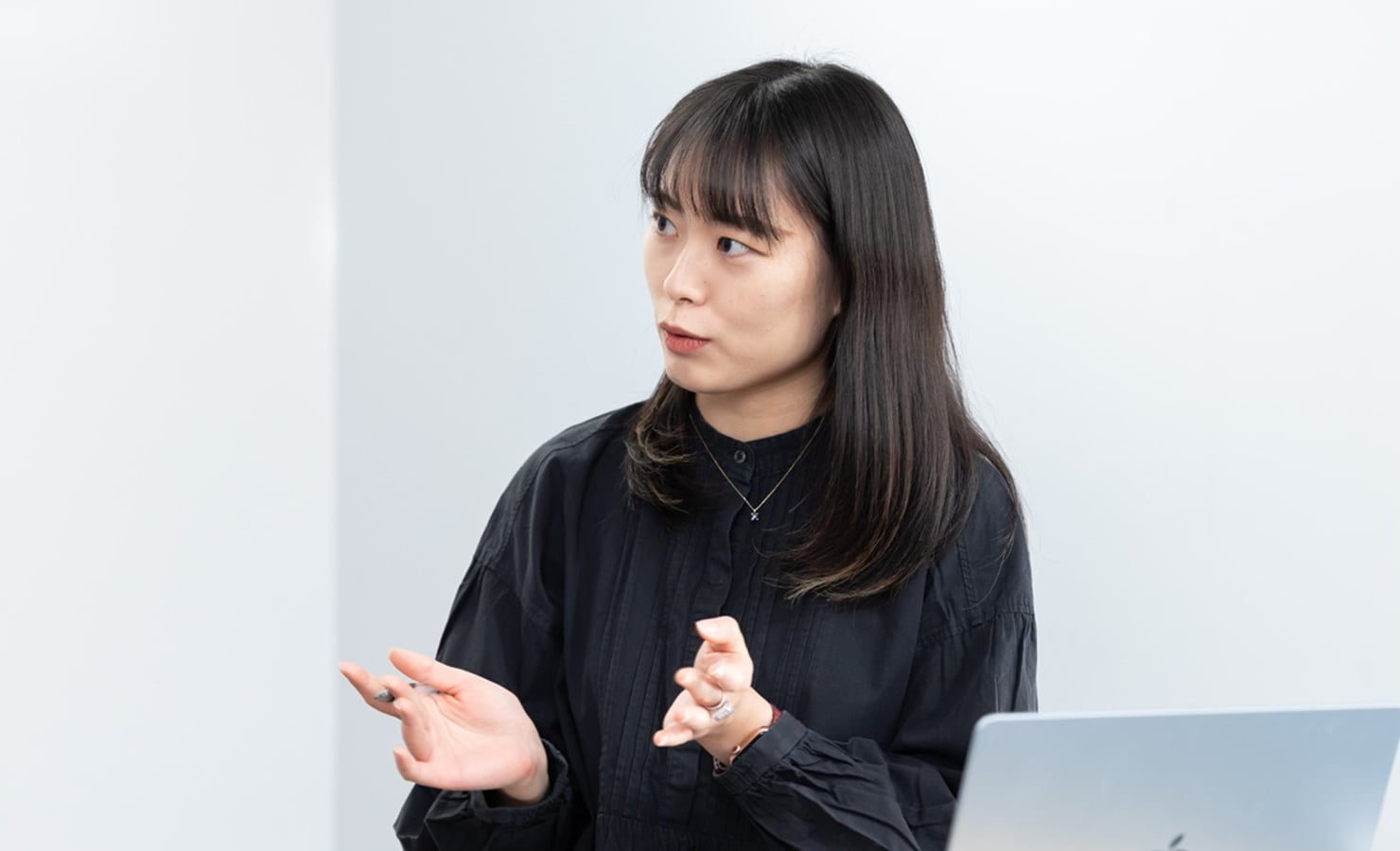 成瀬が話している様子。