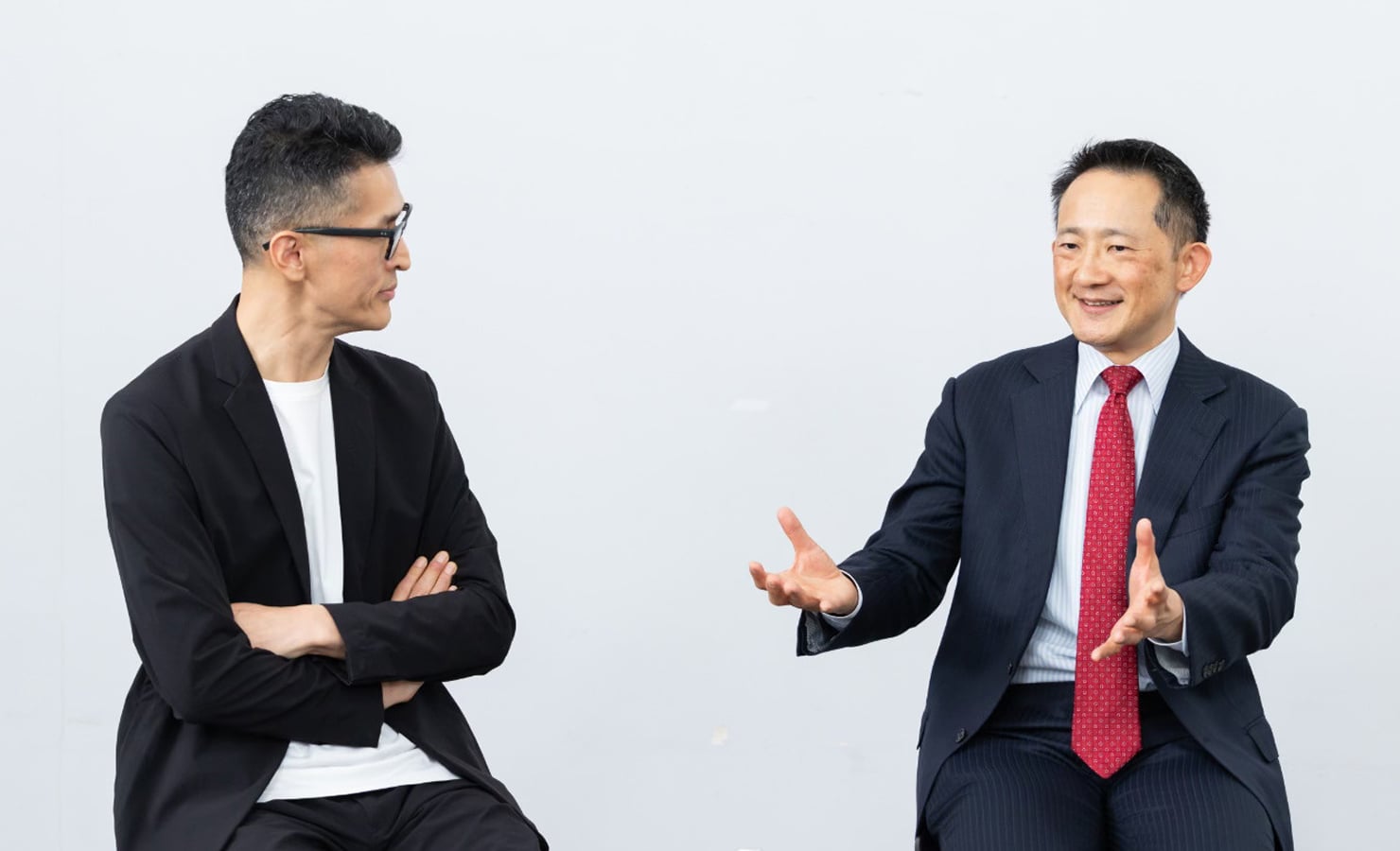 武井氏の話を、木継氏 が聞いている様子。