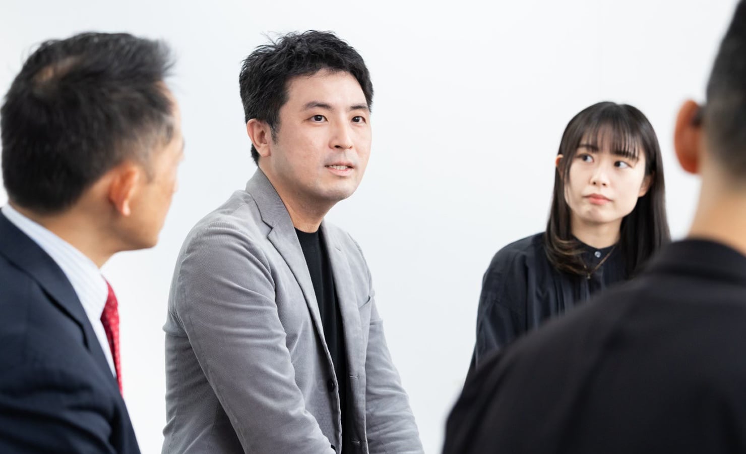 大﨑の話を、鼎談メンバーが聞いている様子。