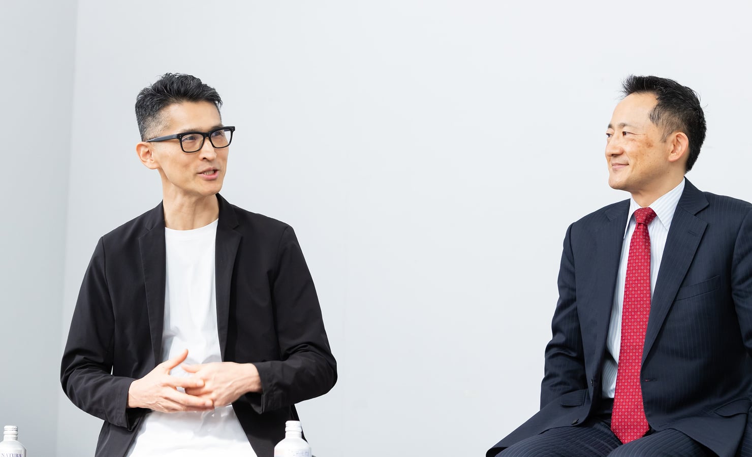 木継氏の話を、武井氏が聞く様子。