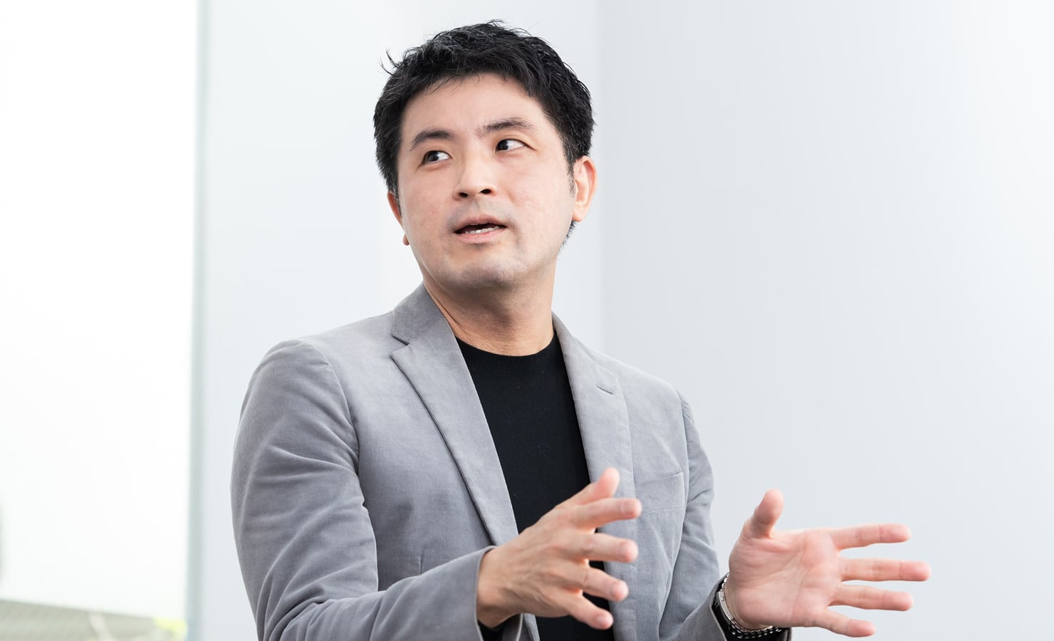 大﨑が話している様子。