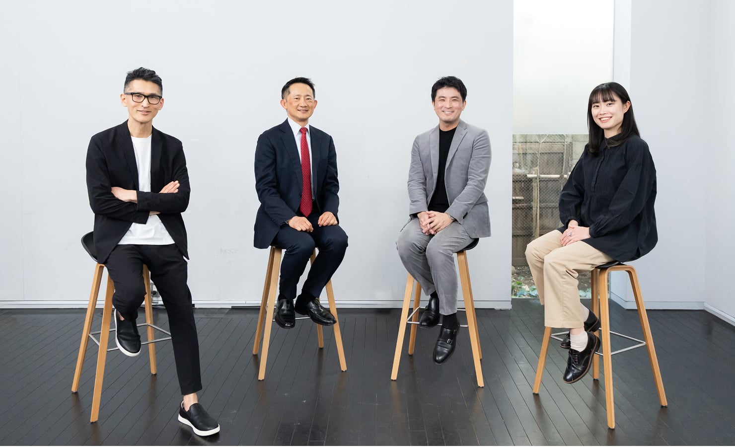 4名の鼎談メンバーがこちらを向いている様子。